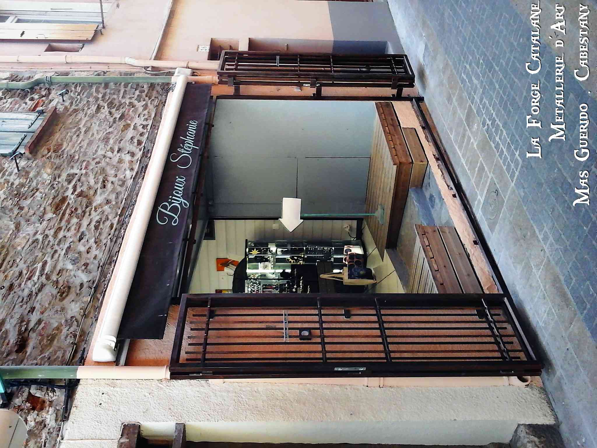 grille articulee 5 vantaux collioure trous renfles serrure 3 points forge catalane 4.jpg